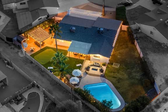 Group-Friendly 5BR Pool Home, Old Town - Image 2